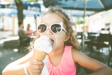 Sevimli Küçük Kız Yeme Dondurma Açık Cafe 
