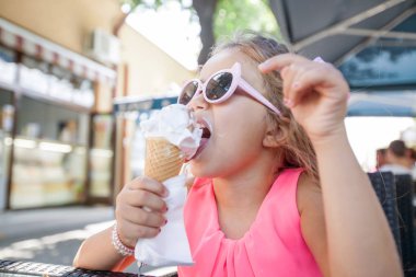 Sevimli Küçük Kız Yeme Dondurma Açık Cafe 