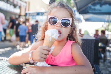 Sevimli Küçük Kız Yeme Dondurma Açık Cafe 