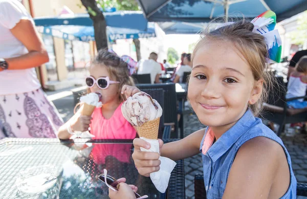 可爱的两个小女孩吃冰淇淋的肖像 — 图库照片