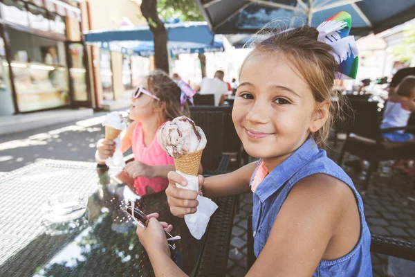Portret cute dwie dziewczynki jedzą lody — Zdjęcie stockowe