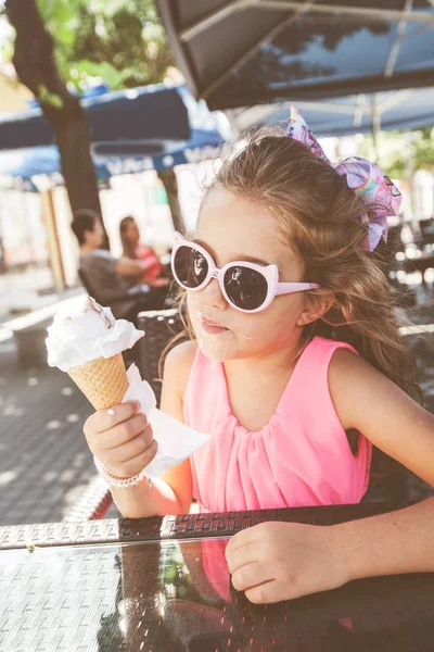 Ładniutka trochę dziewczyna jedzenie lody lody na wolnym powietrzu Cafe — Zdjęcie stockowe