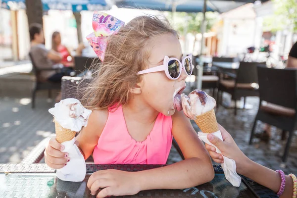 Sevimli Küçük Kız Yeme Dondurma Açık Cafe — Stok fotoğraf