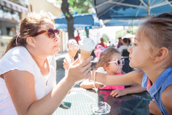 Οικογένεια Απολαύστε το καλοκαίρι τρώγοντας παγωτό στο υπαίθριο καφέ — Φωτογραφία Αρχείου