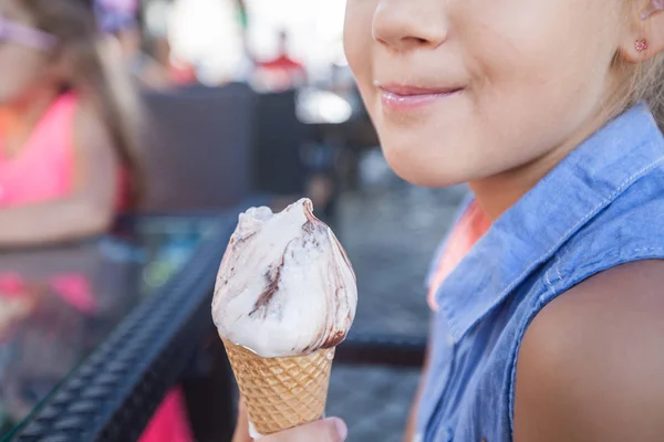 Gros plan de l'enfant mangeant de la crème glacée en plein air — Photo
