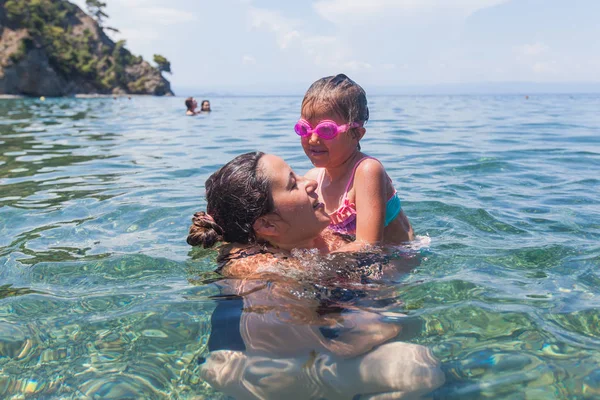 Moeder en dochter plezier samen in de zee tijdens vakantie — Stockfoto