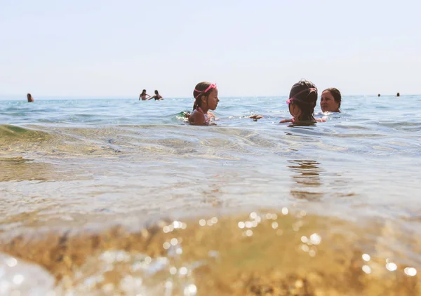 Tatil de denizde birlikte eğlenen anne ve kızı 