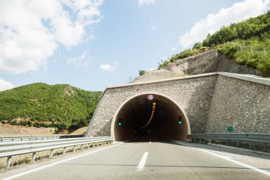 Otoyol girişi tünel
