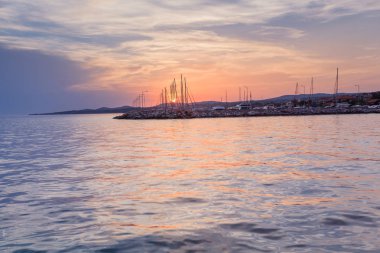 Limandaki gemilerde gün batımı ışığı