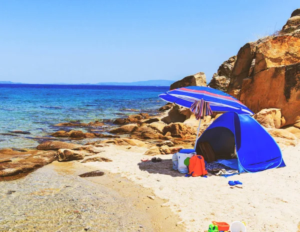 Férias de verão acampando na praia de areia solitária — Fotografia de Stock