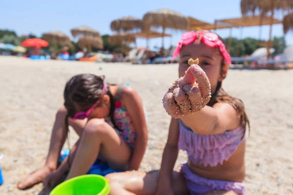 여름 방학에 모래 해변에서 노는 아이들 — 스톡 사진