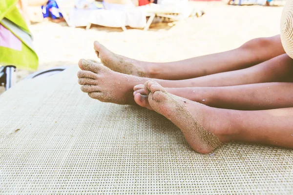 Kinderen zanderige voeten op het strand — Stockfoto