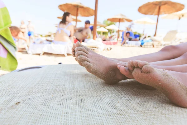 Kinder sandige Füße am Strand — Stockfoto