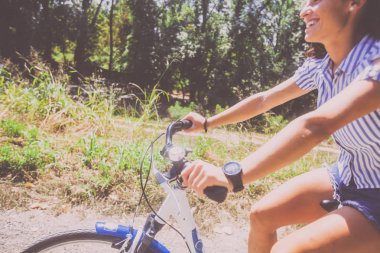 Parkın Arka Görünümünde Bisiklete Binen Güzel Genç Kadın