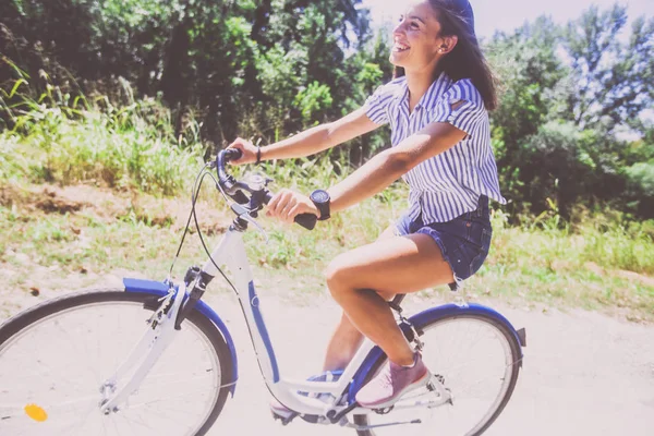 Hübsche junge Frau mit Fahrrad im Park — Stockfoto