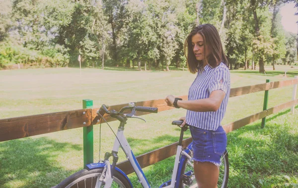 Bardzo młoda kobieta z rowerów w parku — Zdjęcie stockowe