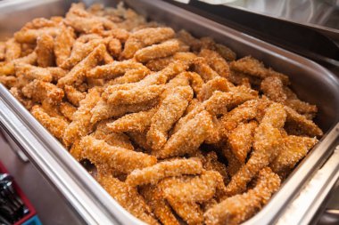 Susam ile lezzetli kızarmış tavuk şeritler, partide olay çanak hizmet