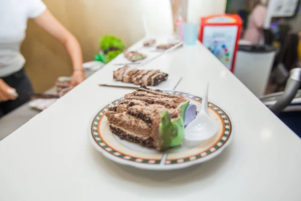 Peça de bolo de chocolate no prato na festa de aniversário — Fotografia de Stock