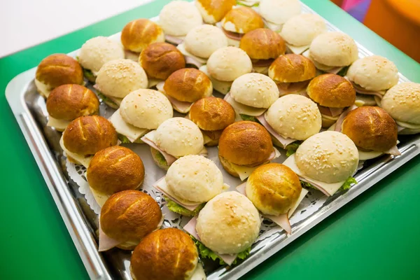 Мини-бутерброды с ветчиной и салатом для детей на дне рождения — стоковое фото