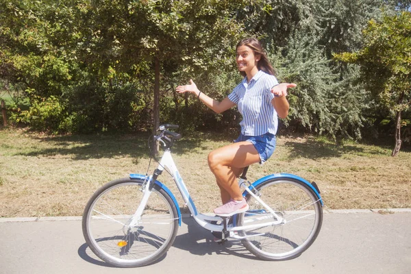 Młoda kobieta jeżdżąca na rowerze w parku — Zdjęcie stockowe