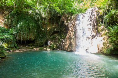 Serbest Yaşam Tarzı Doğa Şelale de Yaz Günü Exploring