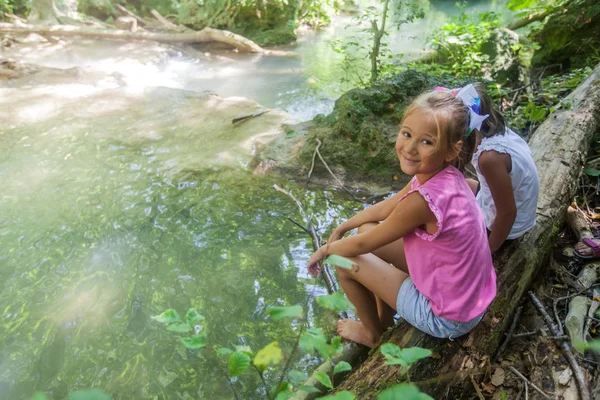 İki küçük kız doğada yaz günü temiz orman deresi de dinlenmek — Stok fotoğraf