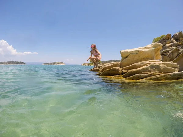 Enfant sautant dans la mer — Photo