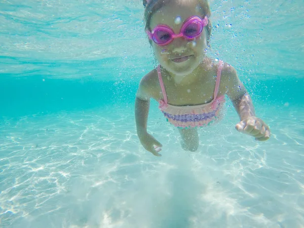 Szczęśliwe dziecko podwodne portret pływanie i nurkowania w morzu — Zdjęcie stockowe