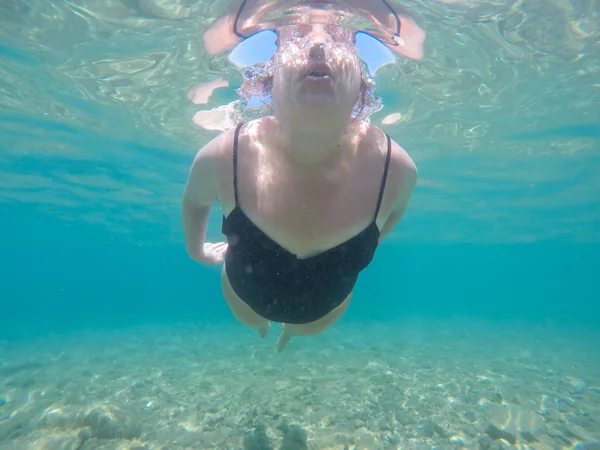 Unterwasserfoto einer im Meer schwimmenden Frau — Stockfoto