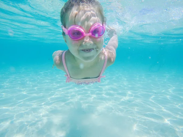 幸せな子供の水中肖像画水泳と海でダイビング — ストック写真