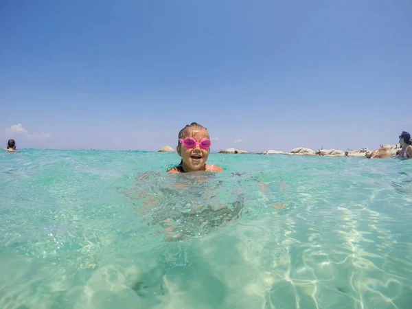 Vrolijk klein meisje plezier in de zee water op zomer vakantie — Stockfoto