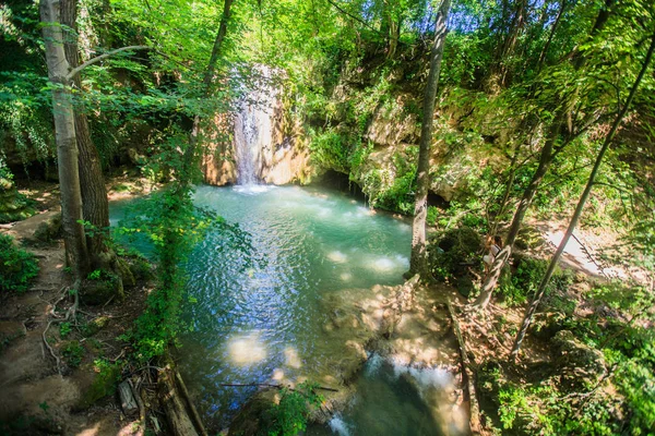 Vista panoramica della cascata nella foresta il giorno d'estate — Foto Stock