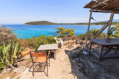 Denize güzel manzaralı terk edilmiş vahşi yaz kamp , Sithonia, Yunanistan.