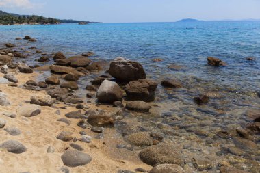 Sithonia Halkidiki Yunanistan kıyısında Yaz kayalık koy manzara