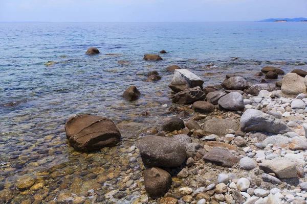 Letní skalnaté území na pobřeží Sithonia Halkidiki Řecko — Stock fotografie