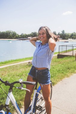  Doğada Bisiklete Binen Genç Kadın