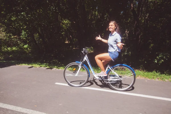 Junge Frau mit Fahrrad im Park — Stockfoto