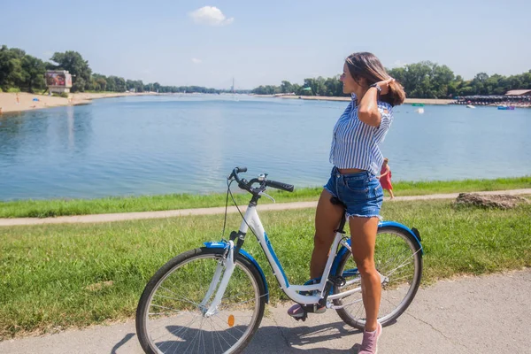 Hübsche Frau hat Spaß beim Fahrradfahren in der Natur — Stockfoto