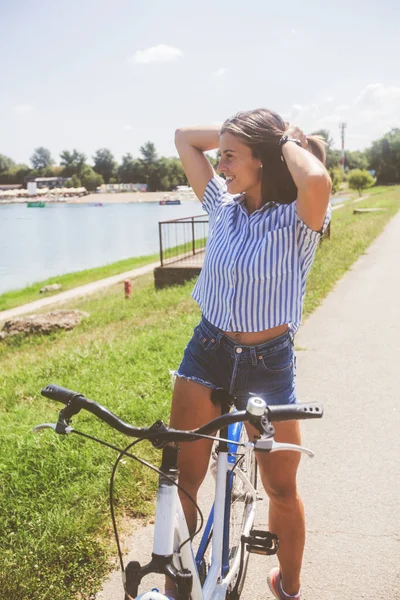 Junge Frau fährt Fahrrad in der Natur — Stockfoto