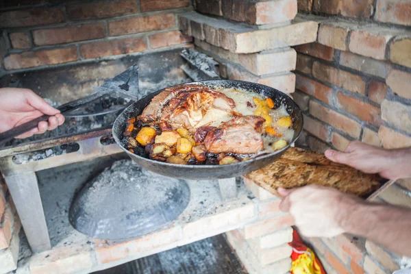 Tradycyjne bałkańskie potrawy pieczone w plasterkach ziemniaków — Zdjęcie stockowe
