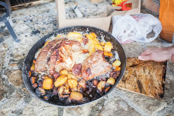 传统巴尔干食物烤碎土豆 — 图库照片