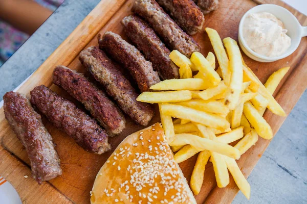 Traditionelles Balkan-Essen gegrilltes Hackfleisch — Stockfoto