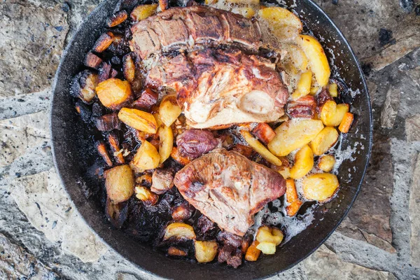 Traditionelle Balkangerichte gebackene Kartoffeln in Scheiben — Stockfoto