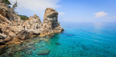 manzaralı kayalar oluşumları ve güzel deniz manzaraları yaz günü 