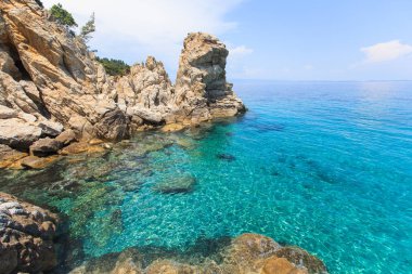 manzaralı kayalar oluşumları ve güzel deniz manzaraları yaz günü 