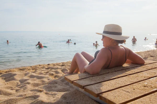 Kobieta w kapeluszu Ciesz się wakacjami na plaży — Zdjęcie stockowe