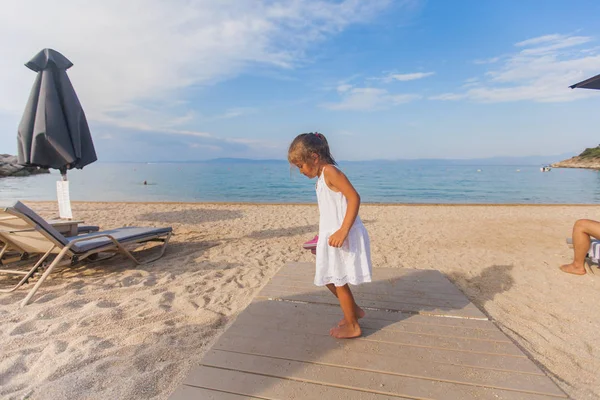 Gelukkig kind op zandstrand in de zomervakantie — Stockfoto