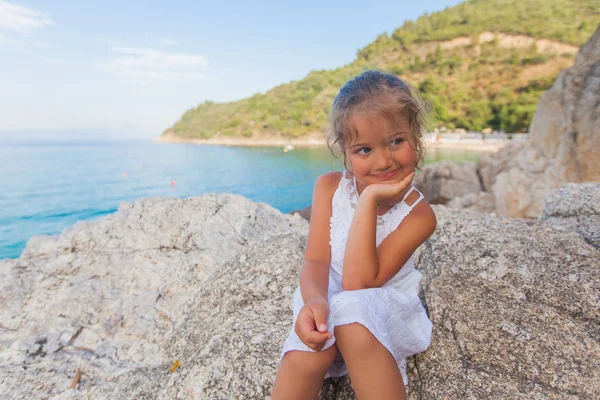 Щаслива маленька дівчинка на літніх канікулах — стокове фото