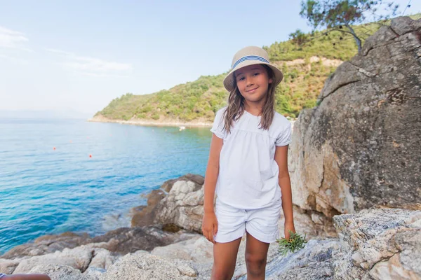 Gelukkig meisje op zomervakantie — Stockfoto