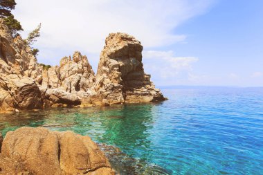 manzaralı kayalar oluşumları ve güzel deniz manzaraları yaz günü 